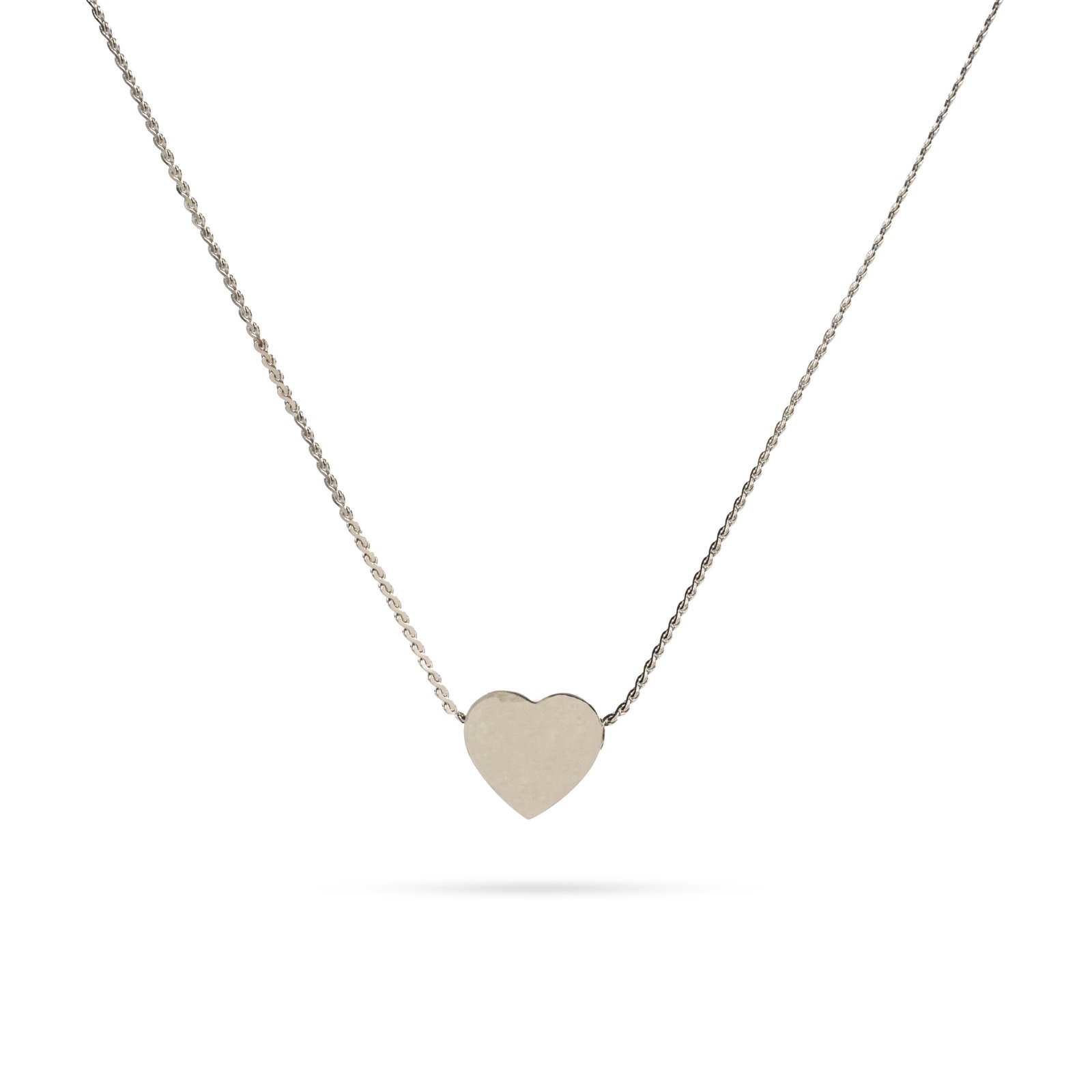 Collar plateado con colgante de corazón minimalista