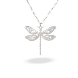 Collar de acero inoxidable plateado con colgante de libélula calada en diseño artístico.