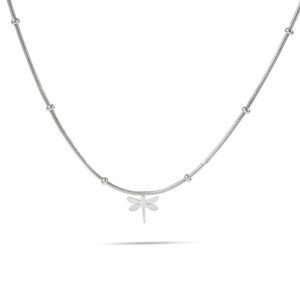 Collar de acero inoxidable plateado con colgante de libélula minimalista y cadena con pequeños detalles.