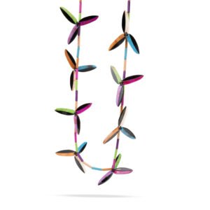 Collar colorido con flores geométricas de resina