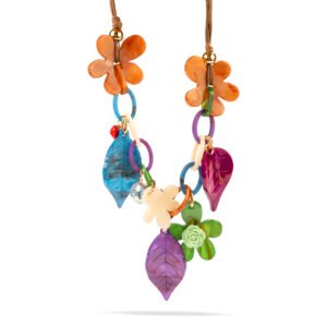 Collar artístico de resina con flores, hojas y aros multicolor.