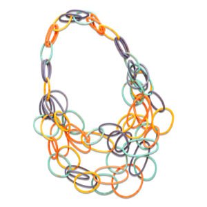 Collar moderno de resina con aros grandes multicolor