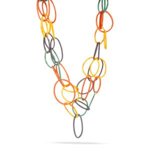 Collar largo moderno de resina con aros multicolor