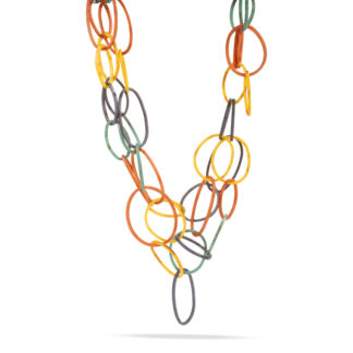 Collar largo de resina con aros de colores