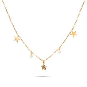 Collar con colgantes de estrellas doradas, perlas y detalle multicolor.