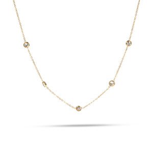 Colgante dorado con pequeñas piedras brillantes - COLL 026