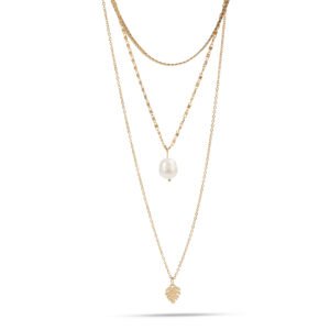Collar dorado de tres capas con perla natural y charm de hoja, estilo romántico y femenino