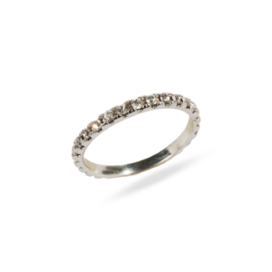 Anillo plateado tipo media alianza con cristales